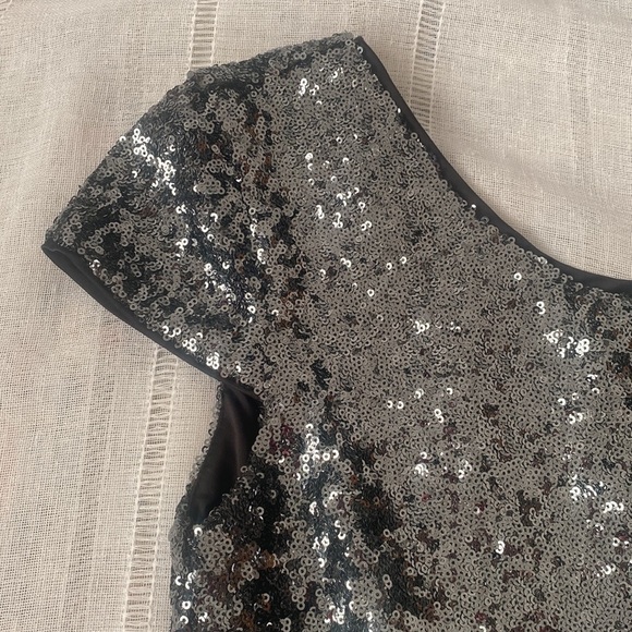 GB silver sequined top with cap sleeves. - Picture 3 of 12